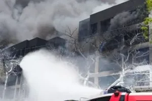 VIDEO: Khoảnh khắc chiếc máy bay chở 242 người rơi xuống khu dân cư ở Ấn Độ