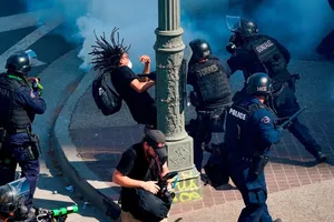 Biểu tình ở Mỹ: Nóng khắp nước, tâm điểm Los Angeles với 30.000 người