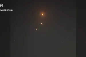 VIDEO: Tên lửa Iran tấn công căn cứ quân sự Mỹ ở Qatar