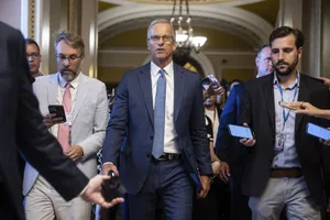 Thượng viện Mỹ thông qua dự luật 'lớn và đẹp' nhờ phiếu quyết định của ông Vance