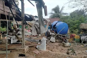 Loạt tỉnh biên giới Thái Lan-Campuchia bị pháo kích mạnh, nhà cửa hư hại