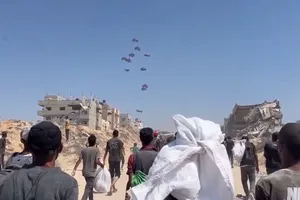 VIDEO: Máy bay thả hàng viện trợ ở Gaza