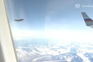 VIDEO: Mỹ điều tiêm kích F-22 hộ tống ông Putin