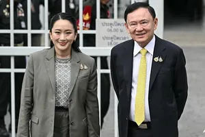Ông Thaksin và con gái lên tiếng sau khi Tòa Tối cao yêu cầu ông thi hành án tù 1 năm