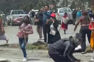 VIDEO: Người biểu tình ném đá vào xe chở Tổng thống Ecuador, nghi có âm mưu ám sát