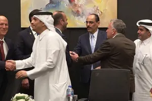 Các nhà đàm phán Israel và Qatar bắt tay, đánh dấu bước tiến trong thỏa thuận ngừng bắn và trao trả con tin Israel-Hamas rạng sáng 9-10 (giờ địa phương, tức tối 8-10 giờ Mỹ). Ảnh: TELEGRAM