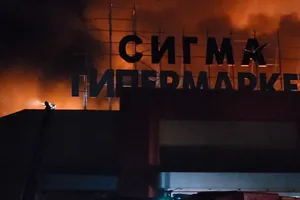 VIDEO: UAV đánh trúng siêu thị ở Donetsk, lửa lớn nuốt chửng tòa nhà