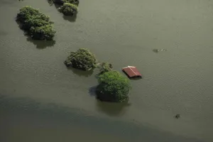 Kinh hoàng lũ quét cuốn phăng mọi thứ trong chỉ vài phút