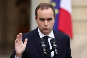 Thủ tướng Pháp đi nước thỏa hiệp tránh nguy cơ chính phủ sụp đổ