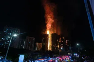 Kinh hoàng 44 người chết, gần 300 người mất tích vụ cháy 7 khối chung cư ở Hong Kong