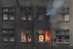 Thảm kịch cháy ở Hong Kong: Khám xét trụ sở nhà thầu, bắt 3 người, cư dân khai công nhân hút thuốc 