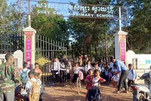 Học sinh ồ ạt ra về khi căng thẳng biên giới Campuchia-Thái Lan nóng trở lại sáng 8-12. Ảnh: BỘ GIÁO DỤC CAMPUCHIA