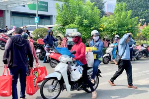 Hàng ngàn người sắm Tết tại Ngày hội công nhân - Phiên chợ nghĩa tình