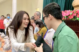 Ca sĩ Mỹ Tâm ủng hộ 300 triệu đồng mang ‘Tết nhân ái’ đến với 450 hoàn cảnh khó khăn