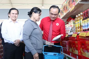 Mang 'Tết nhân ái' đến với người bán vé số, người lao động khó khăn