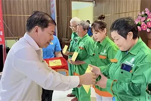 Thăm, tặng quà Tết cho 100 công nhân có hoàn cảnh khó khăn