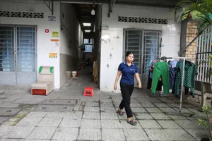 Sinh viên, người lao động tranh thủ làm việc xuyên Tết kiếm thêm thu nhập