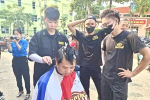 Trao 200 phần quà cho người lao động có hoàn cảnh khó khăn