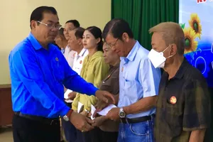 Thủ Đức họp mặt, tặng quà cho 480 người bị tai nạn lao động