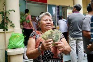 Người dân khoe nhận quà Tết Độc lập