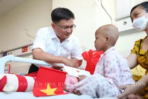 Lãnh đạo TP.HCM và nghệ sĩ thăm Bệnh viện Ung bướu 