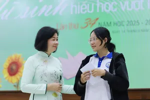 'Nữ sinh hiếu học vượt khó': Hơn 9.500 suất học bổng trị giá gần 15 tỉ đồng được trao tặng