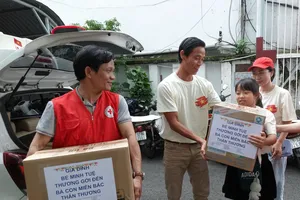 Người dân mang nhiều phần quà thiết thực đến Hội Chữ thập đỏ TP.HCM hỗ trợ bà con vùng bão, lũ