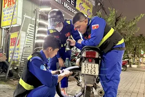 Đêm không ngủ cùng đội thanh niên tình nguyện vá xe miễn phí ở TP.HCM