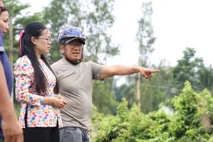 Nông dân ‘thủ phủ mai vàng’ xã Bình Lợi tất bật ứng phó triều cường