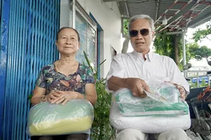 Cụ ông 80 tuổi nhận trợ cấp người khuyết tật hàng tháng vẫn trích tiền gửi bà con vùng lũ 