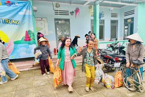 Hơn 2.000 phần quà và hơn 1 tỉ đồng tới tay bà con miền Trung sau thiên tai