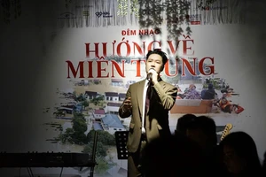 Ca sĩ Lê Hiếu hát gây quỹ tái thiết miền Trung sau lũ