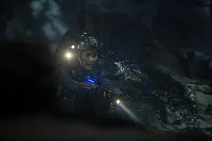 'Skyline' hé lộ cuộc chiến với quái vật ngoài hành tinh