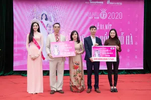 Hoa hậu Đỗ Thị Hà về quê thăm trường trao tặng 200 triệu đồng