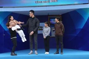 Việt Hương ngước nhìn chiều cao 2m2 của Trần Ngọc Tú