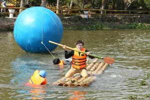 MC Đại Nghĩa lao xuống hồ tại Đà Lạt để hỗ trợ Khương Ngọc