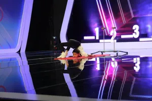 Dựng tóc gáy với màn xiếc uốn dẻo của cậu bé 9 tuổi