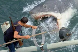 Đối mặt với nỗi sợ biển cả sâu thẳm và hàm cá mập sắc bén trong Great White