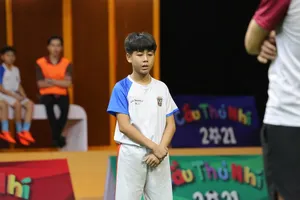 Ali Hoàng Dương 'lặng lẽ' nhìn cầu thủ nhí mạnh nhất của đội ra về?