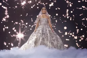 Jennifer Lopez trở lại cực lộng lẫy trong trailer mới của bộ phim Cưới em đi