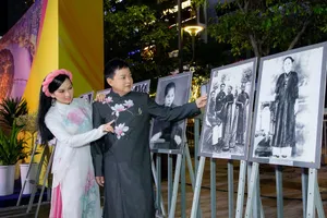 Ca sĩ Hà Phương diện áo dài sánh bước cùng Trần Sang