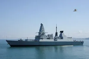 Hàng chục trang tài liệu mật về tàu chiến của Anh được tìm thấy ở trạm xe buýt. Ảnh: REUTERS