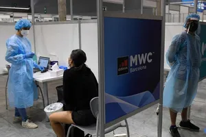 WHO khuyến nghị xét nghiệm COVID-19 trong trường học. Ảnh: AFP 