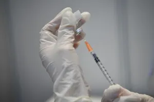 Singapore công nhận người tiêm vaccine Sinovac, Sinopharm của Trung Quốc. Ảnh: THE STRAITS TIMES 