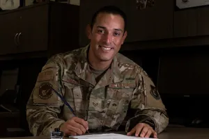 Ông Christian Luevano tại Căn cứ Không quân Andersen. Ảnh: INDO-PACOM