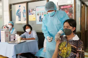 Hơn 1/2 dân số Campuchia đã được tiêm 1 liều, điều gì đằng sau tỉ lệ này? Ảnh: REUTERS