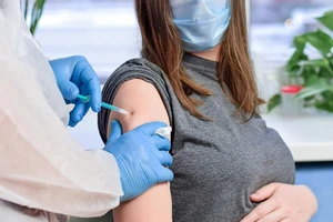 CDC Mỹ khuyến cáo phụ nữ mang thai nên tiêm vaccine ngừa COVID-19. Ảnh: PEOPLE/GETTY IMAGES