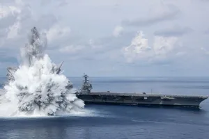 Tạo vụ nổ để thử sức 'chịu đòn' của tàu sân bay, Mỹ muốn nhắn gì đến TQ, Nga? Ảnh: TWITTER/SCMP