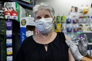 Một phụ nữ được tiêm vaccine Pfizer-BioNTech liều tăng cường tại bang Pennsylvania, Mỹ, ngày 14-8. Ảnh: REUTERS