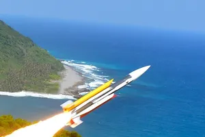 Đài Loan triển khai tên lửa chống hạm Hsiung Feng III đến căn cứ Đài Trung. Ảnh: TAIWAN NEWS